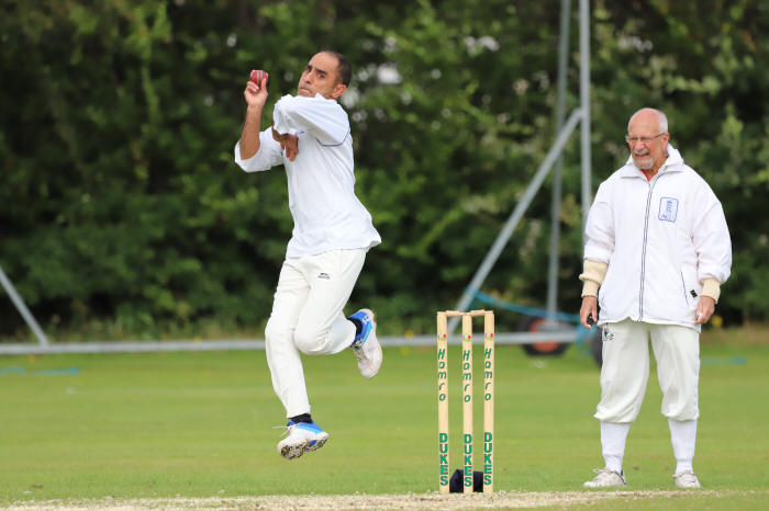 Mushtaq runs in to bowl